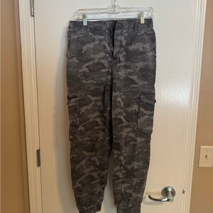 American Eagle Outfitters Gray Camouflage Cargo Pants